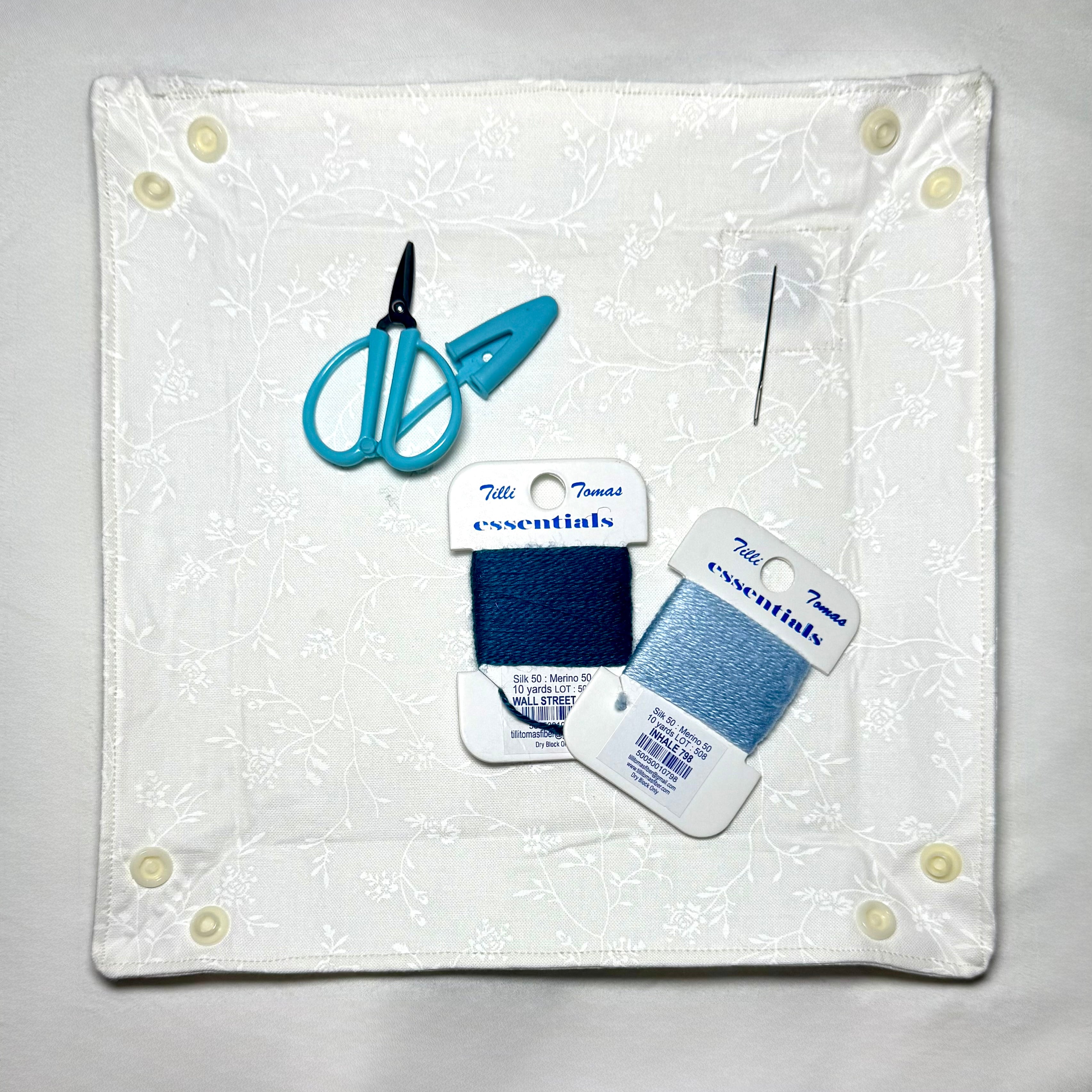 Snap tray with Needle-minder