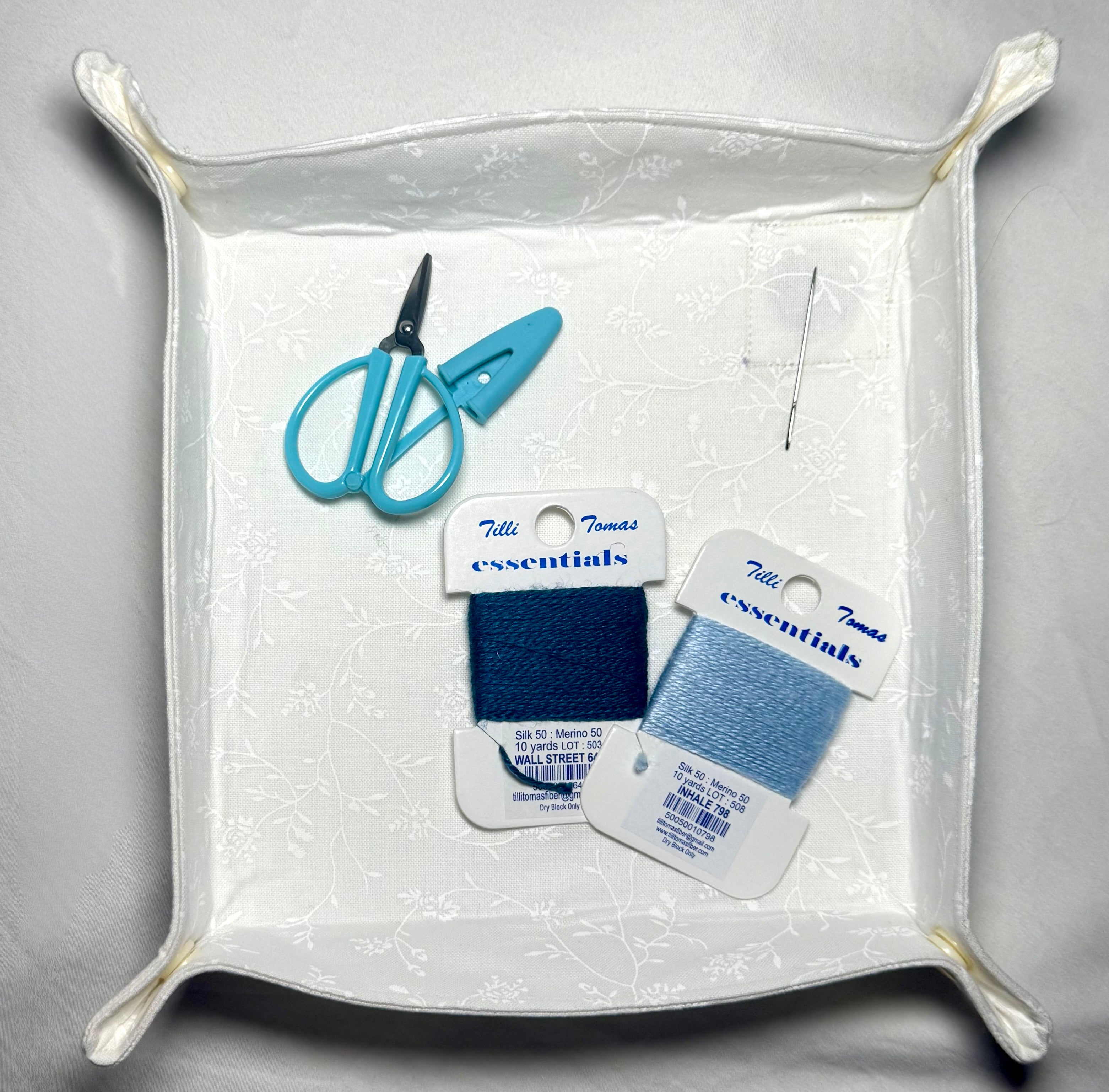 Snap tray with Needle-minder