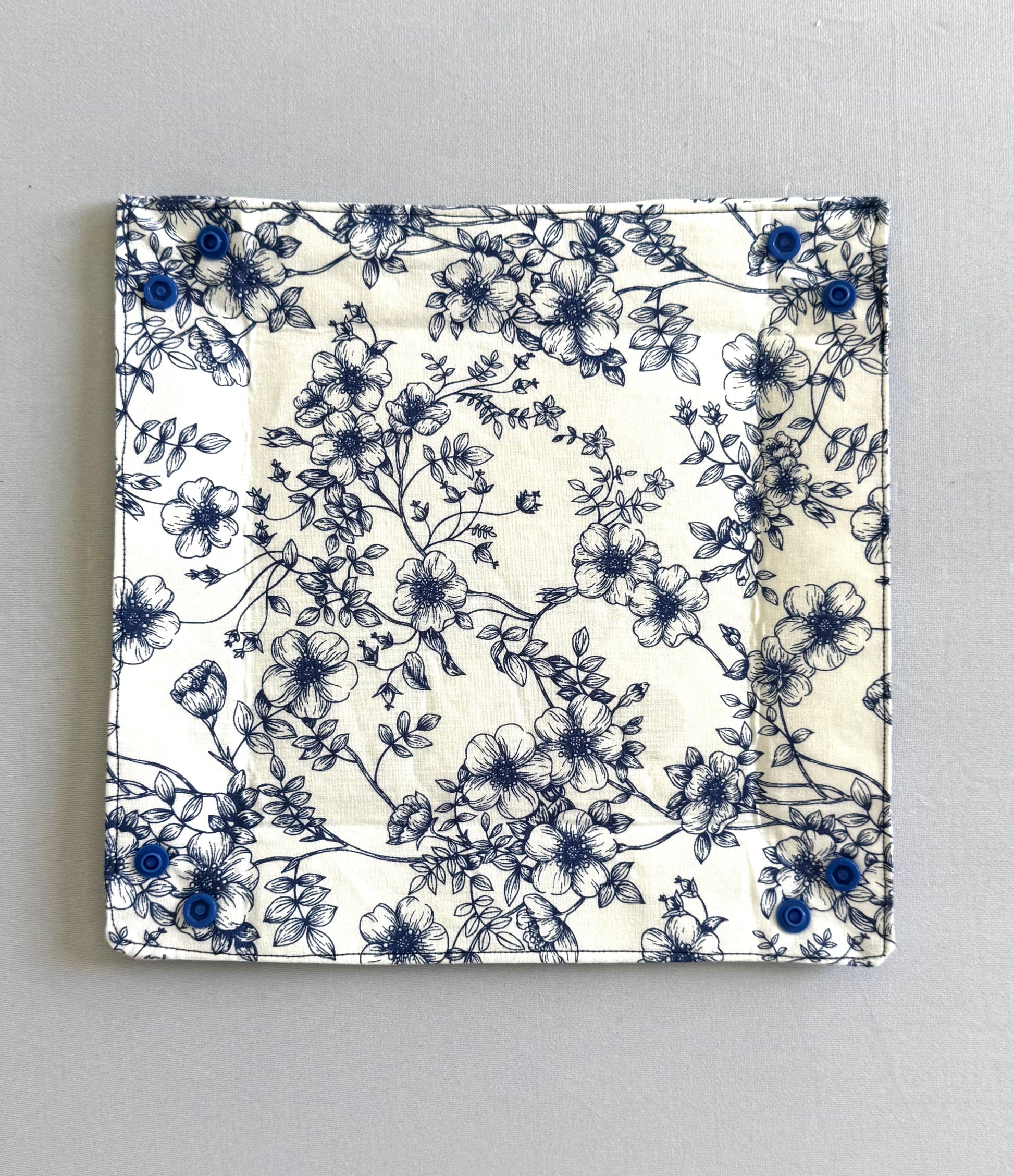 Snap tray with Needle-minder